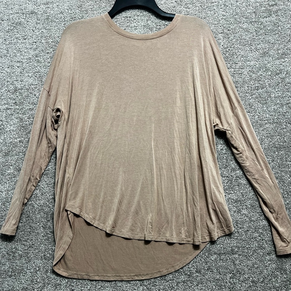 Double Zero Woman’s Beige Long Sleeve Tee Shirt Rayon Blend Layering Sz Medium